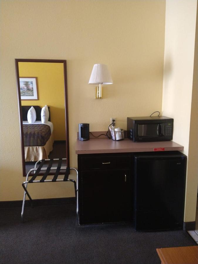 King Suite with Spa Bath - Smoking at SureStay Hotel By Best Western Mission