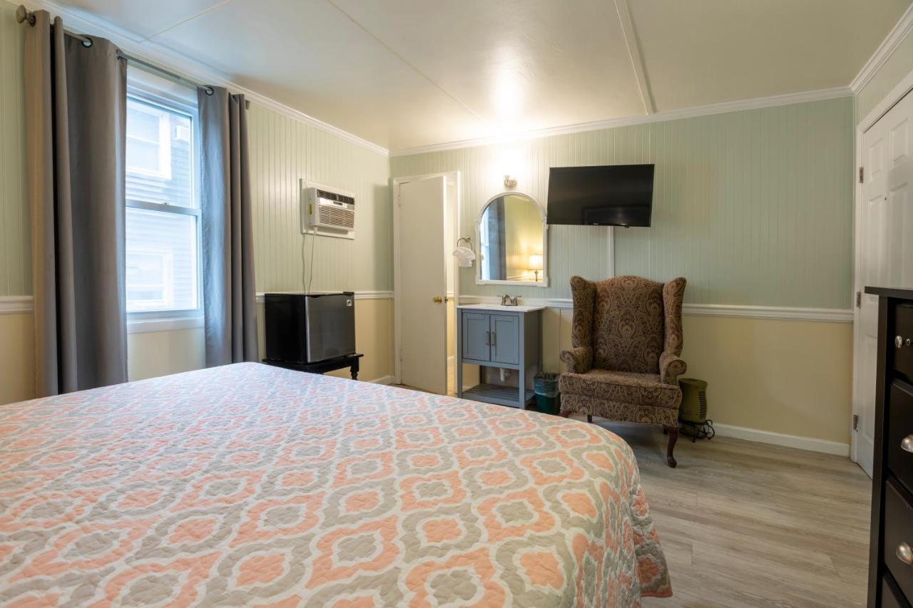 Deluxe Double Room at Blackbeard's Lodge