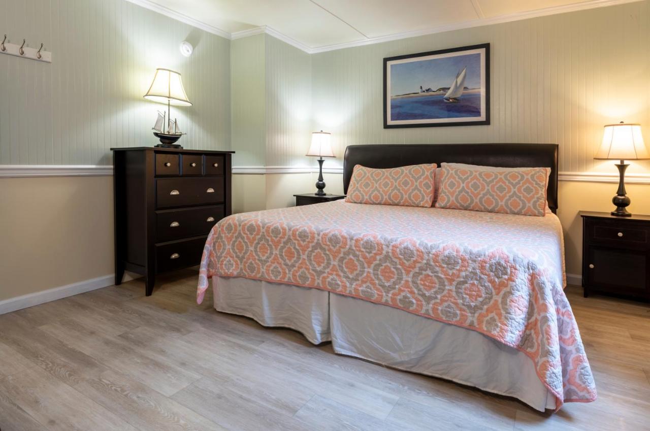 Deluxe Double Room at Blackbeard's Lodge