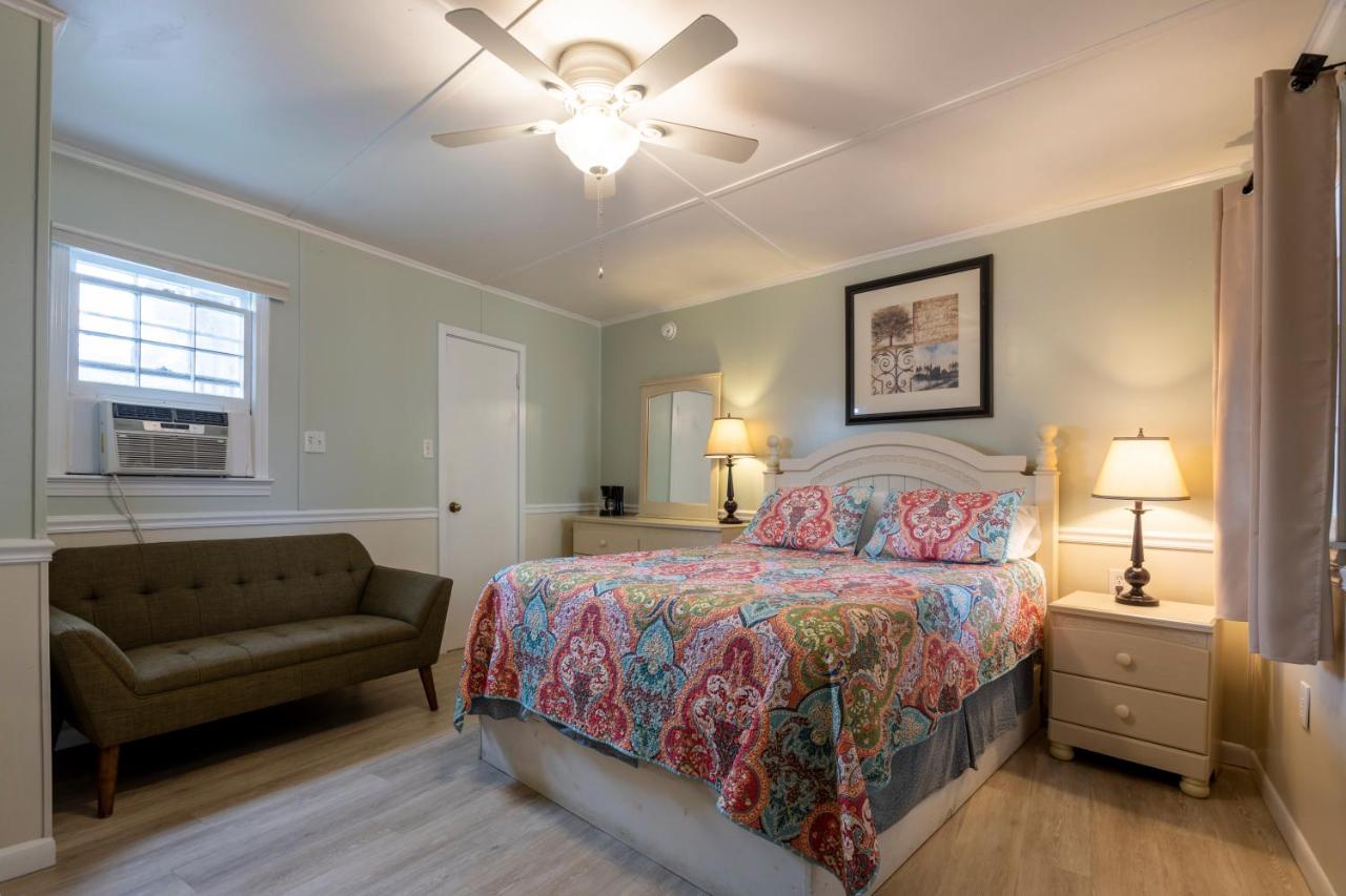Deluxe Double Room (1 adult + 2 children) at Blackbeard's Lodge