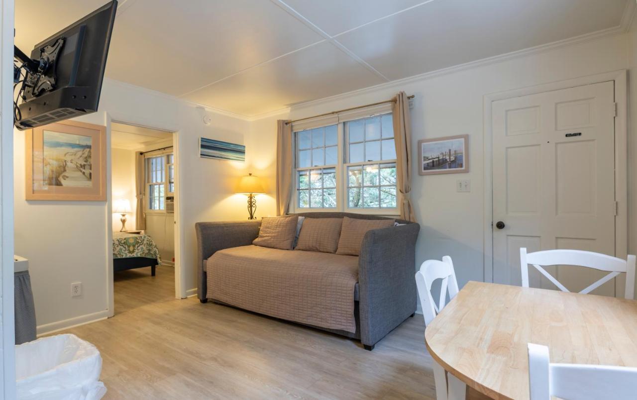 King Suite with Balcony at Blackbeard's Lodge