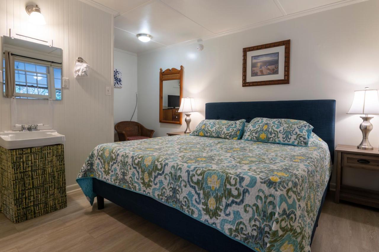 King Suite with Balcony at Blackbeard's Lodge