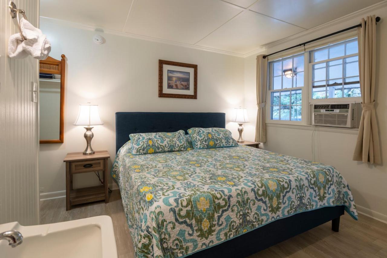 King Suite with Balcony at Blackbeard's Lodge