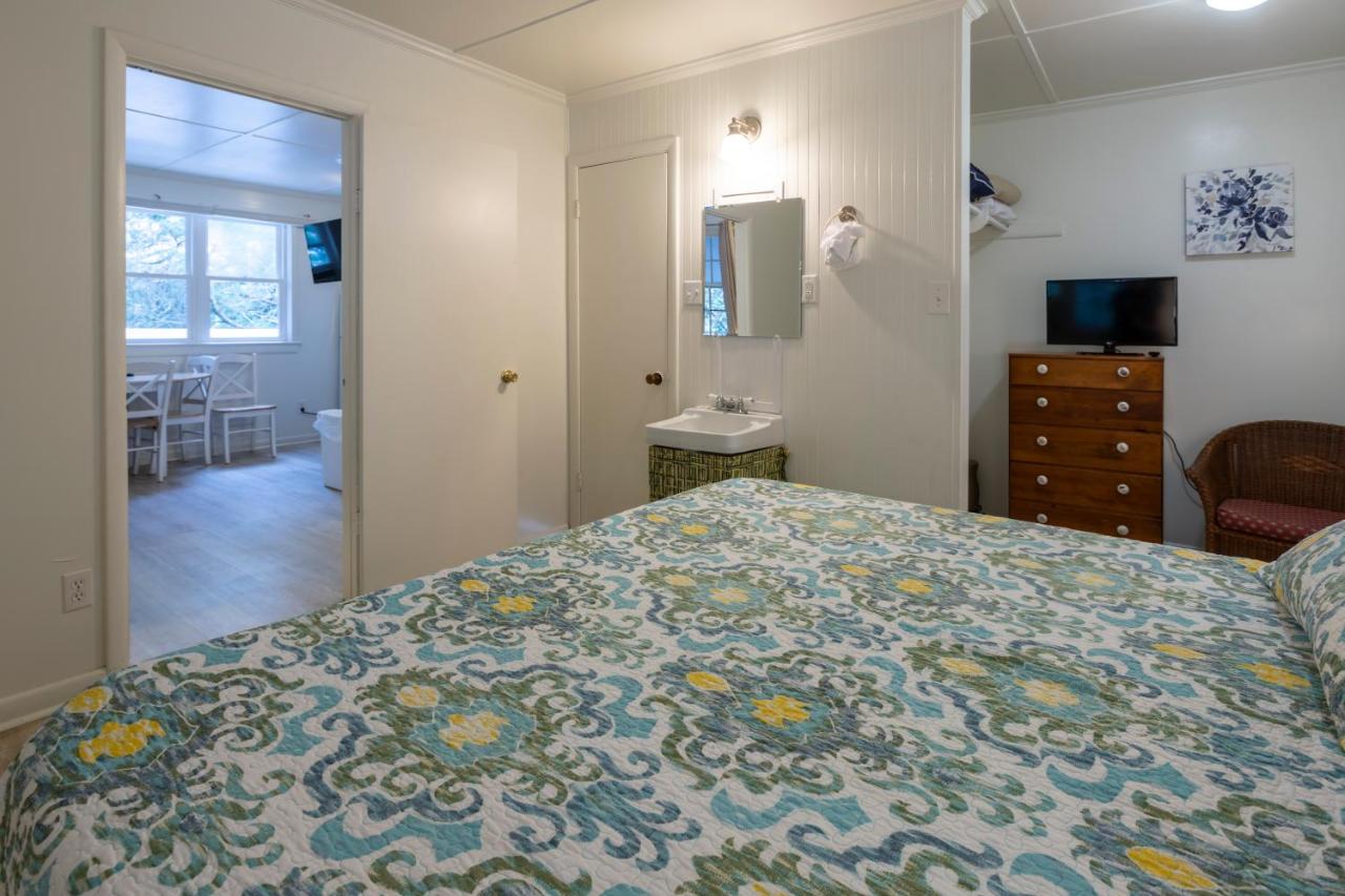 King Suite with Balcony at Blackbeard's Lodge