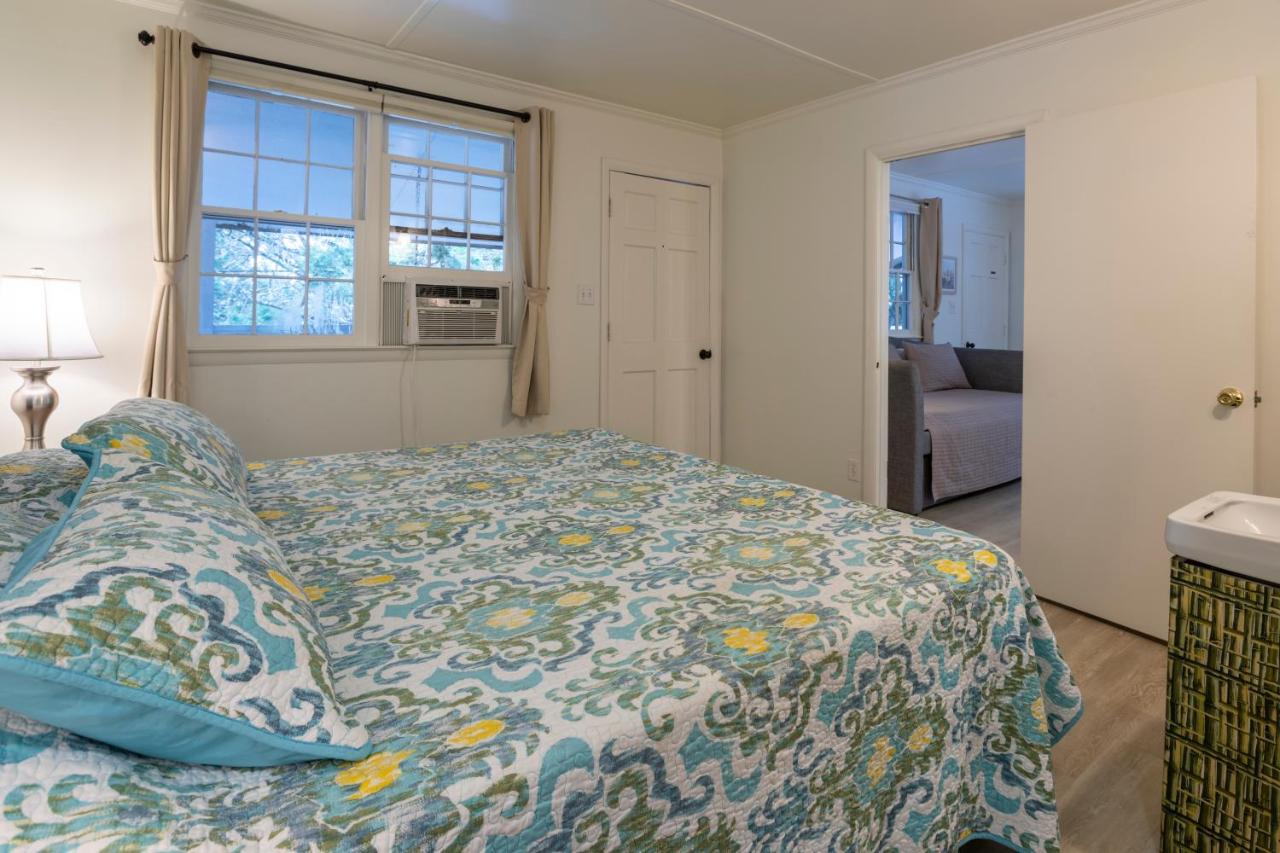King Suite with Balcony at Blackbeard's Lodge
