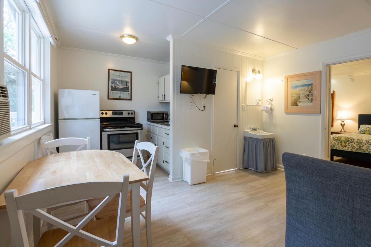 King Suite with Balcony at Blackbeard's Lodge