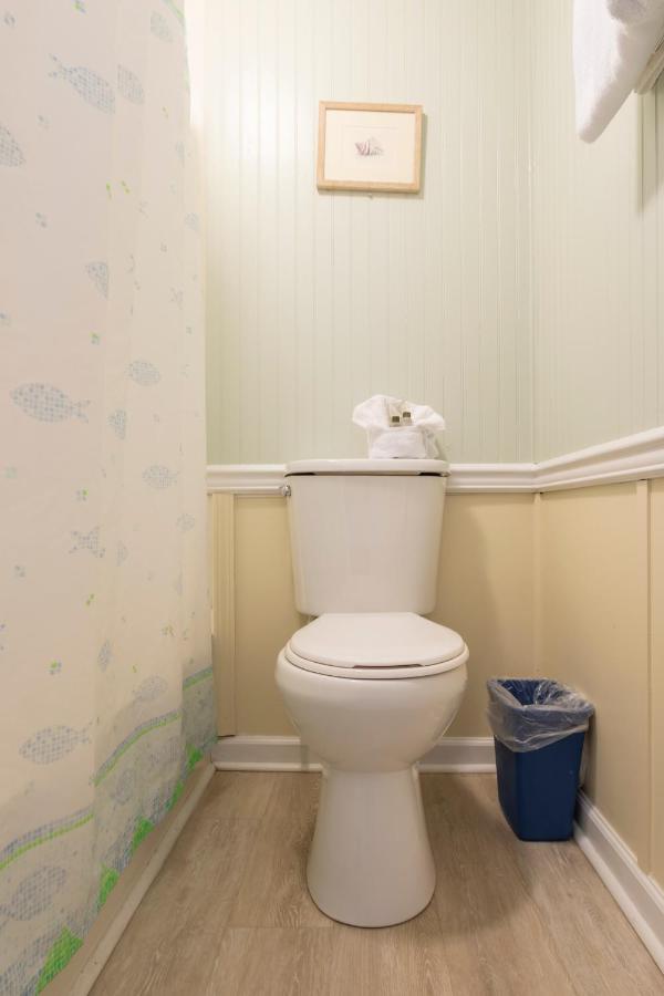 Standard Queen Room at Blackbeard's Lodge