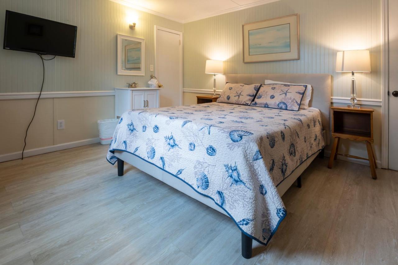 Standard Queen Room at Blackbeard's Lodge