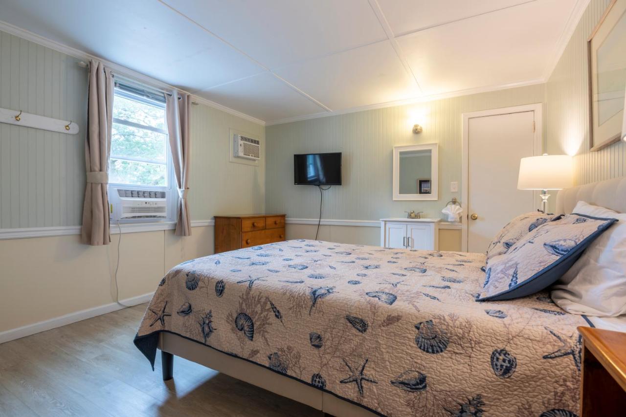 Standard Queen Room at Blackbeard's Lodge