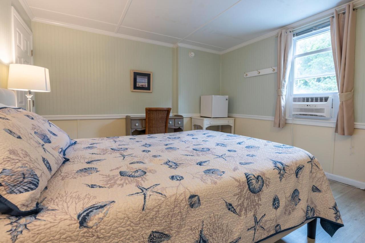 Standard Queen Room at Blackbeard's Lodge