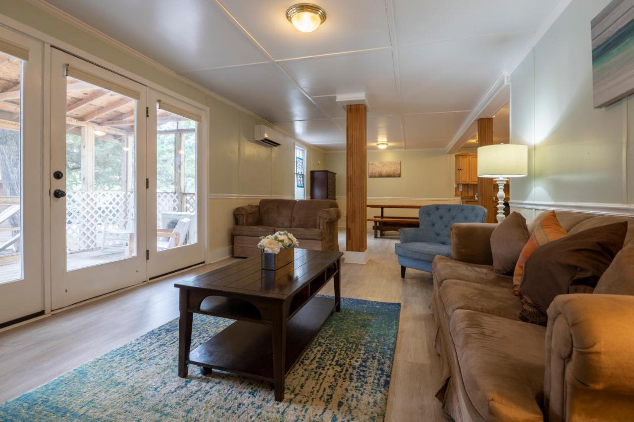 Apartment with Pool View at Blackbeard's Lodge