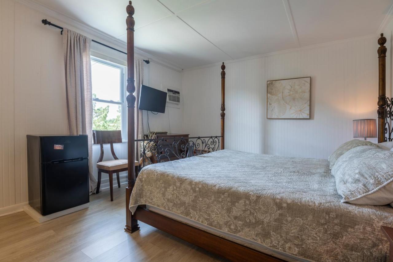 Standard King Room at Blackbeard's Lodge