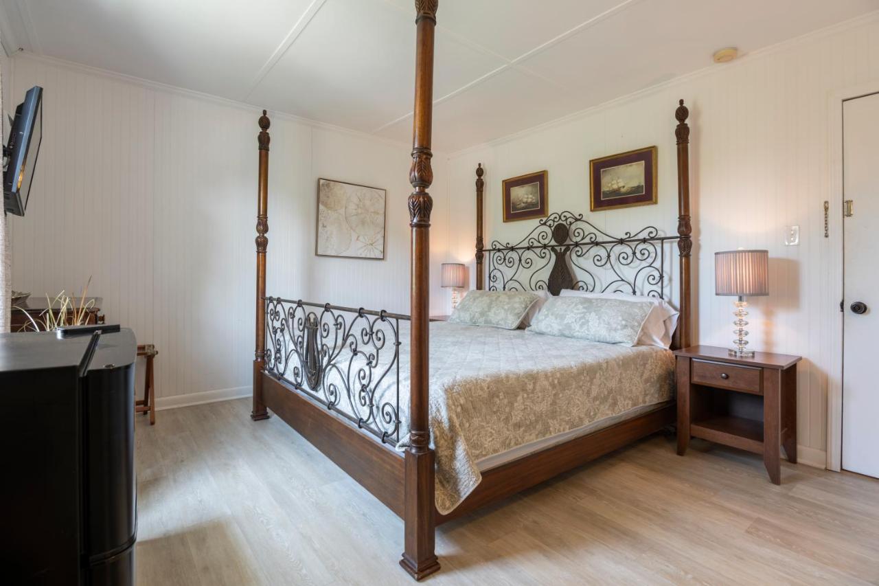 Standard King Room at Blackbeard's Lodge