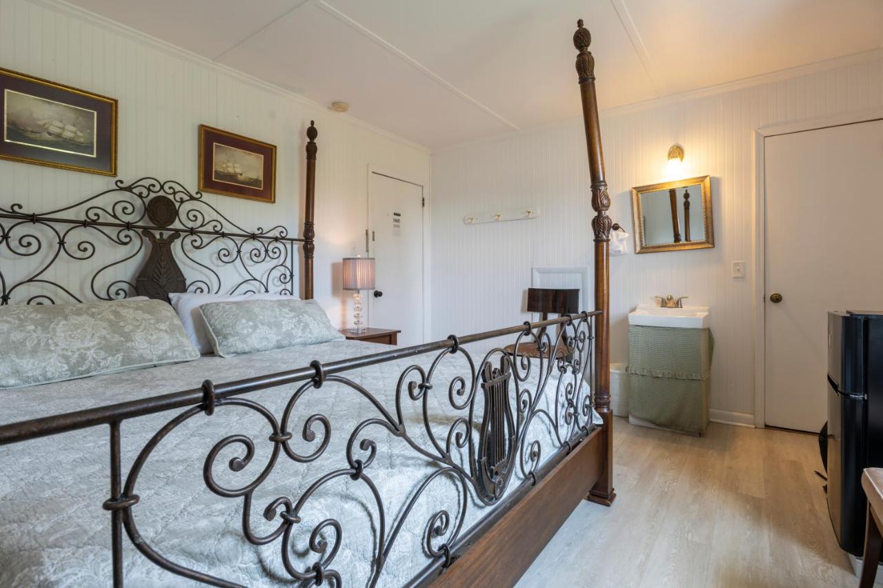 Standard King Room at Blackbeard's Lodge