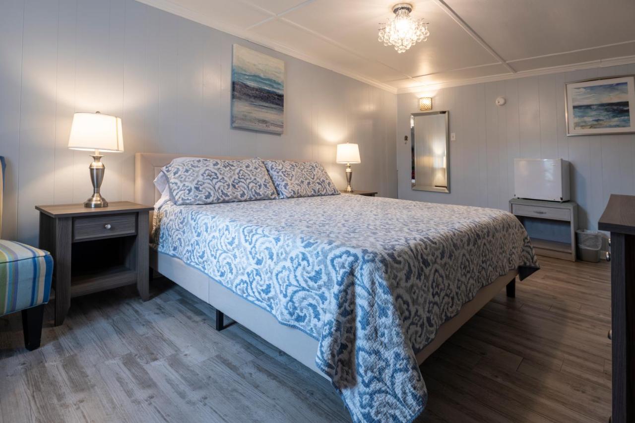 Deluxe Room at Blackbeard's Lodge