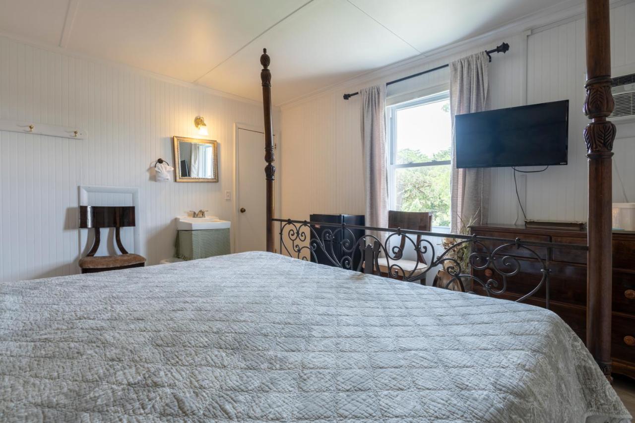 Standard King Room at Blackbeard's Lodge