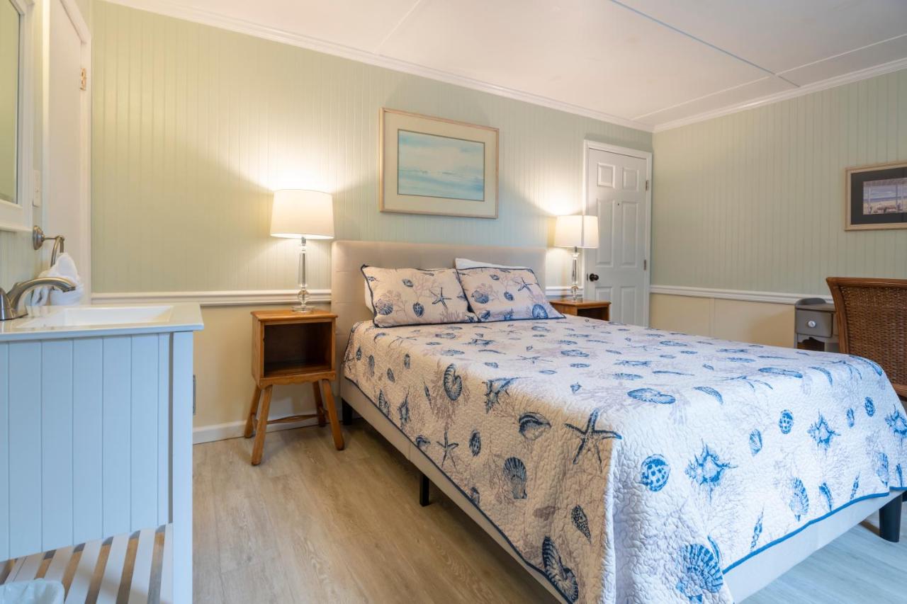 Standard Queen Room at Blackbeard's Lodge