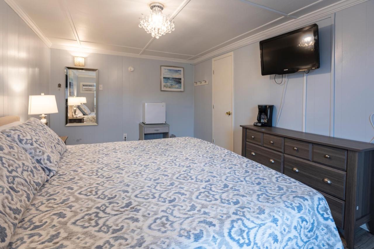 Deluxe Room at Blackbeard's Lodge
