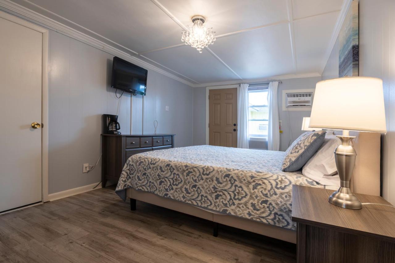 Deluxe Room at Blackbeard's Lodge
