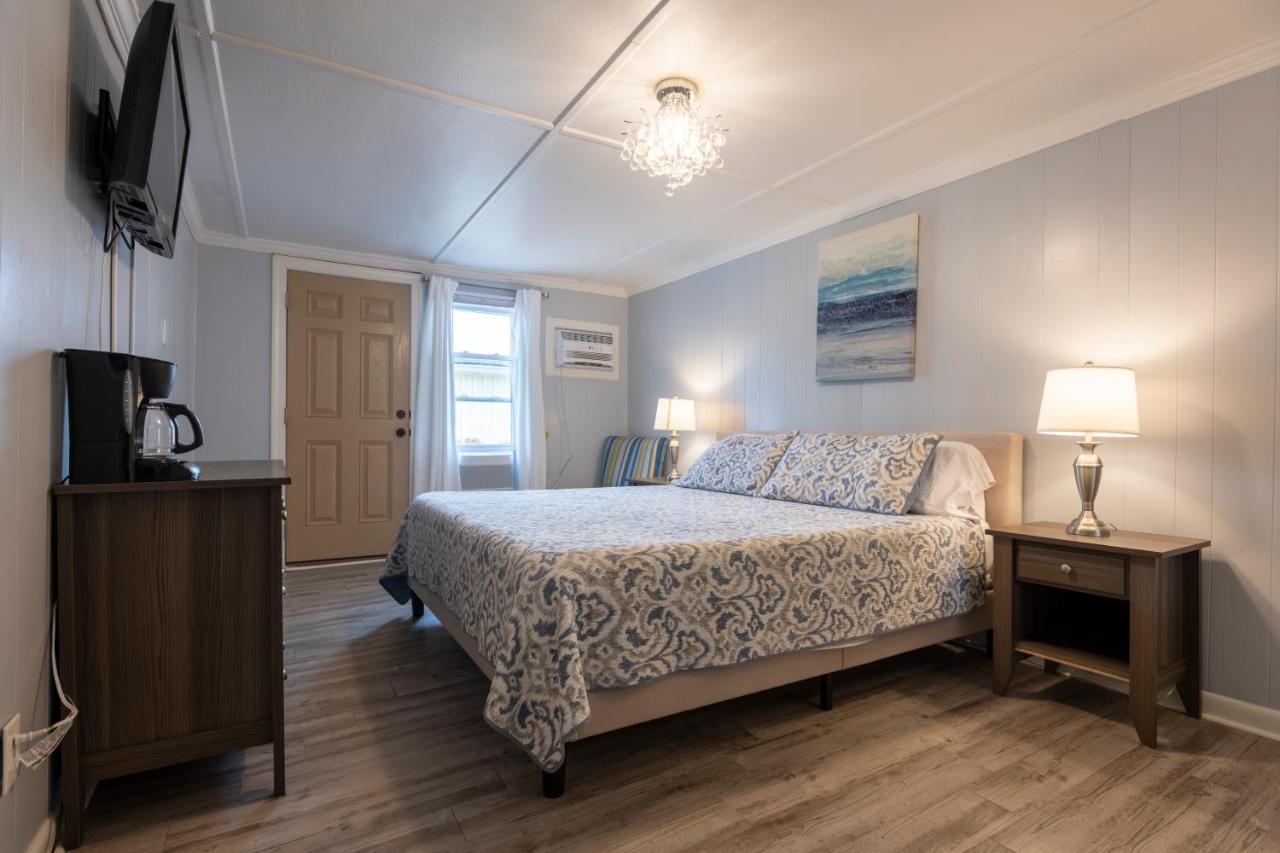 Deluxe Room at Blackbeard's Lodge