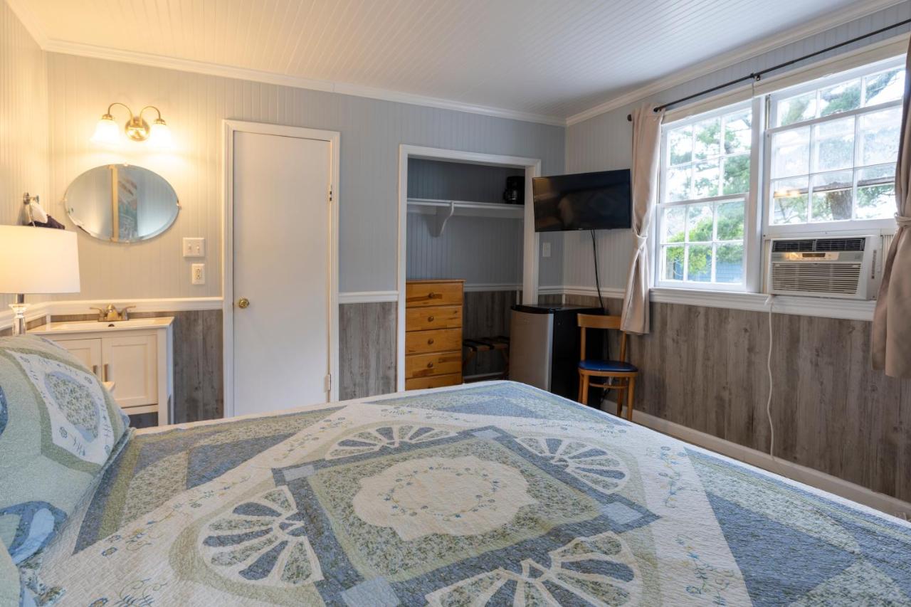 King Room with Balcony at Blackbeard's Lodge