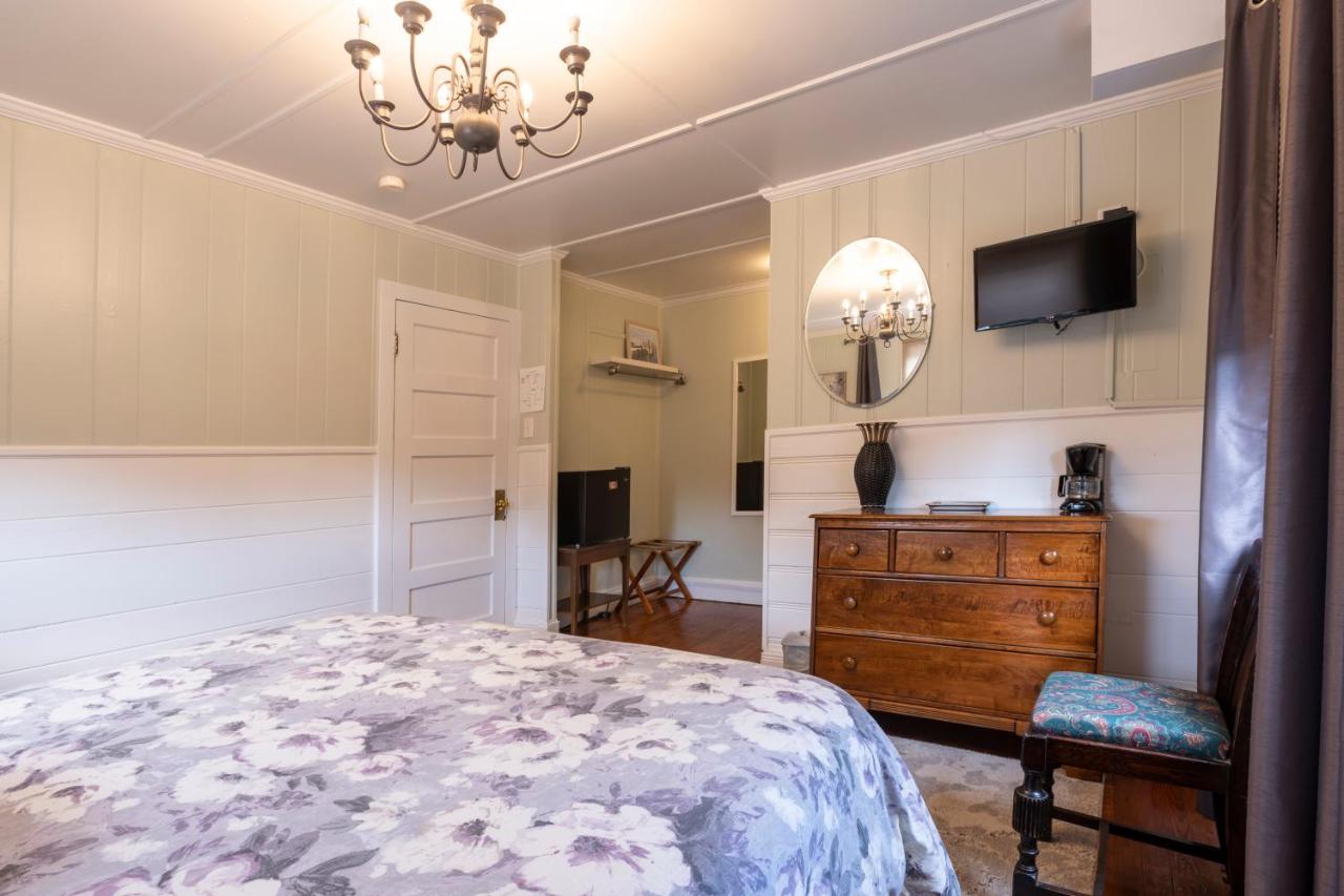Deluxe King Room at Blackbeard's Lodge