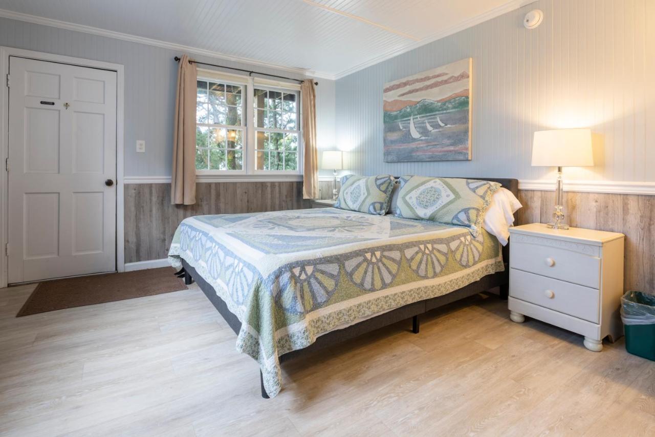 King Room with Balcony at Blackbeard's Lodge