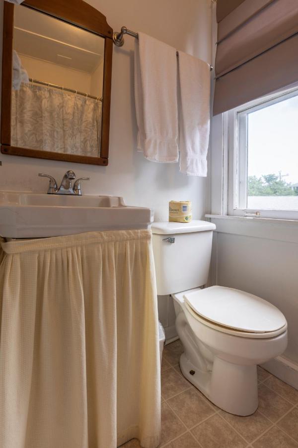 Deluxe King Room at Blackbeard's Lodge