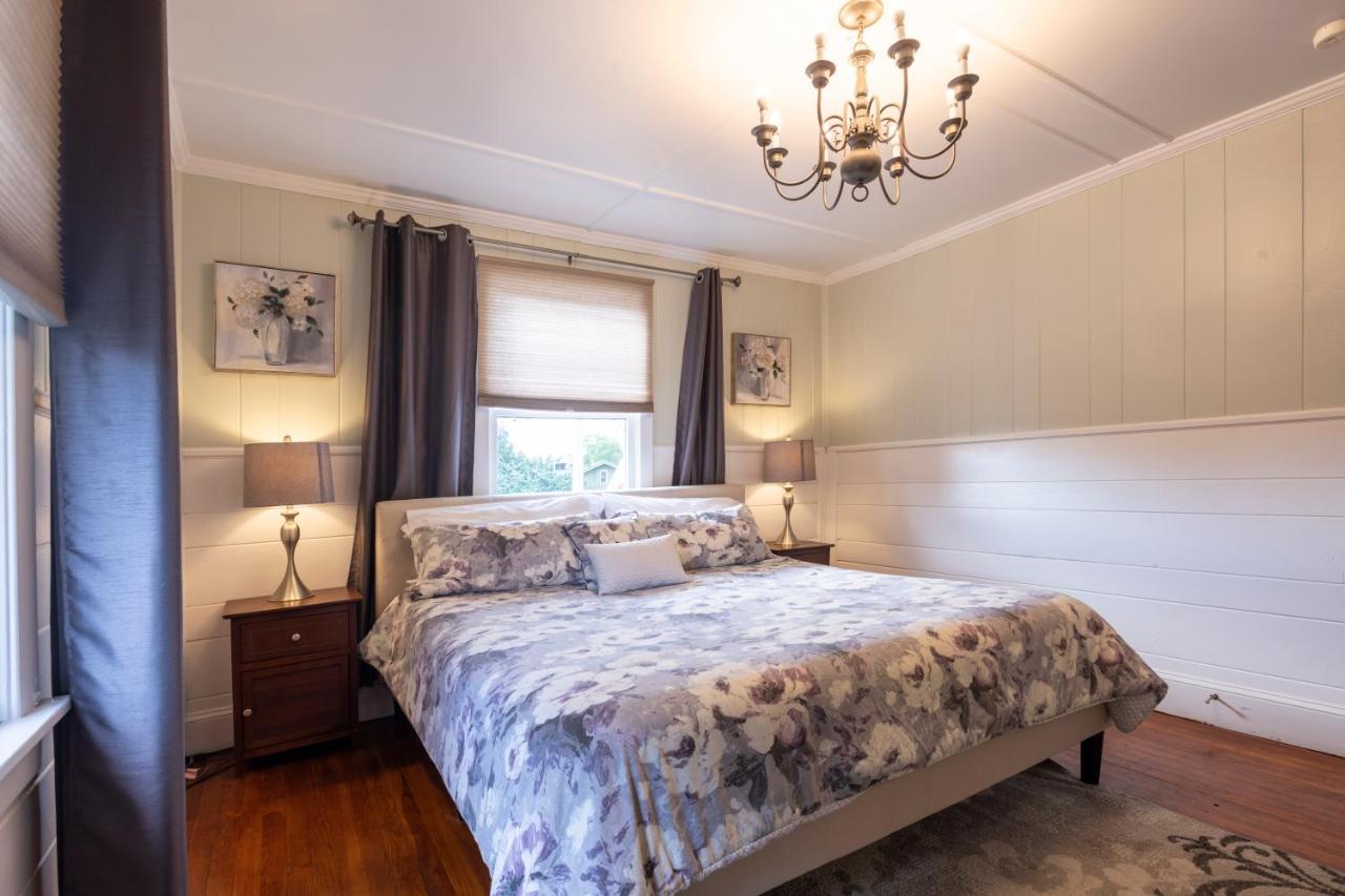Deluxe King Room at Blackbeard's Lodge