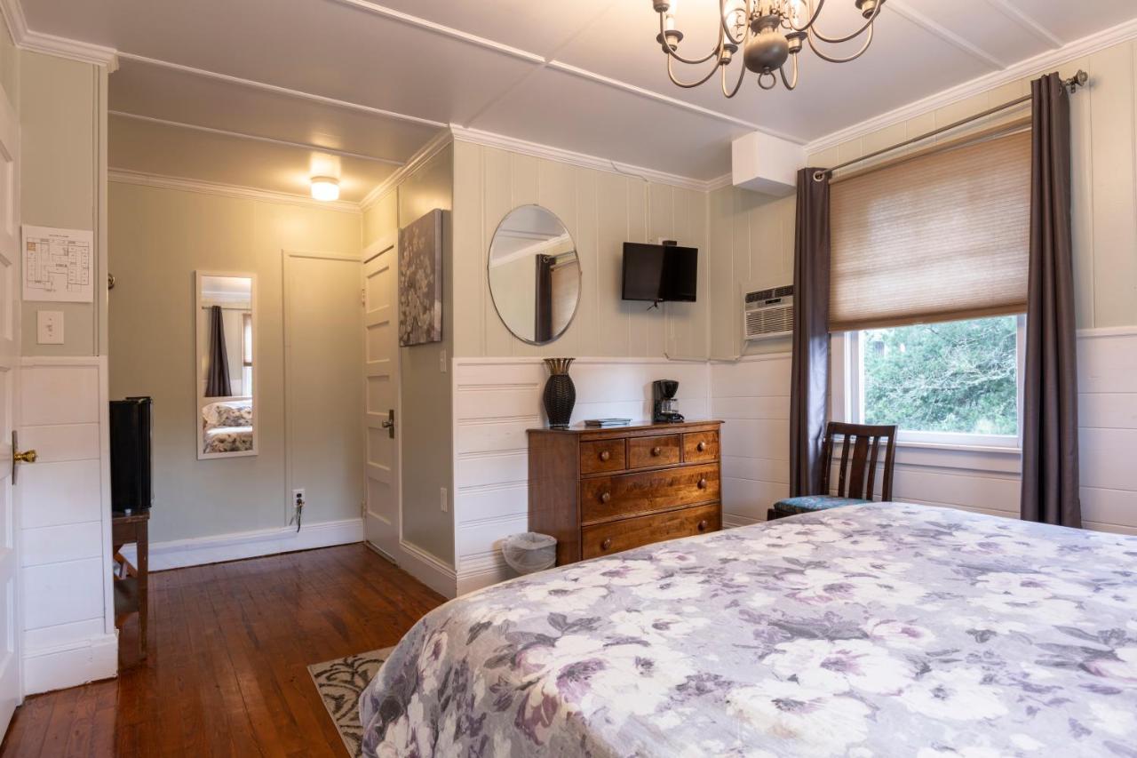 Deluxe King Room at Blackbeard's Lodge