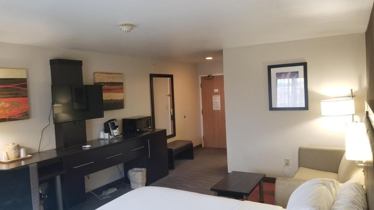 | Holiday Inn Express Hotel & Suites Columbus-Groveport, an IHG Hotel