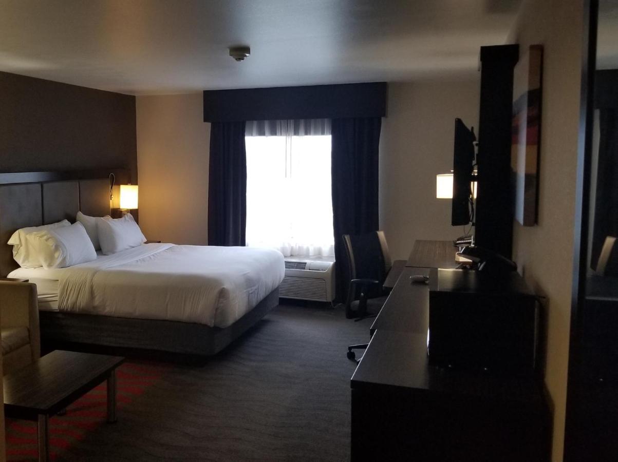 King Room - Mobility Access Tub - Non-Smoking at Holiday Inn Express Hotel & Suites Columbus-Groveport by IHG