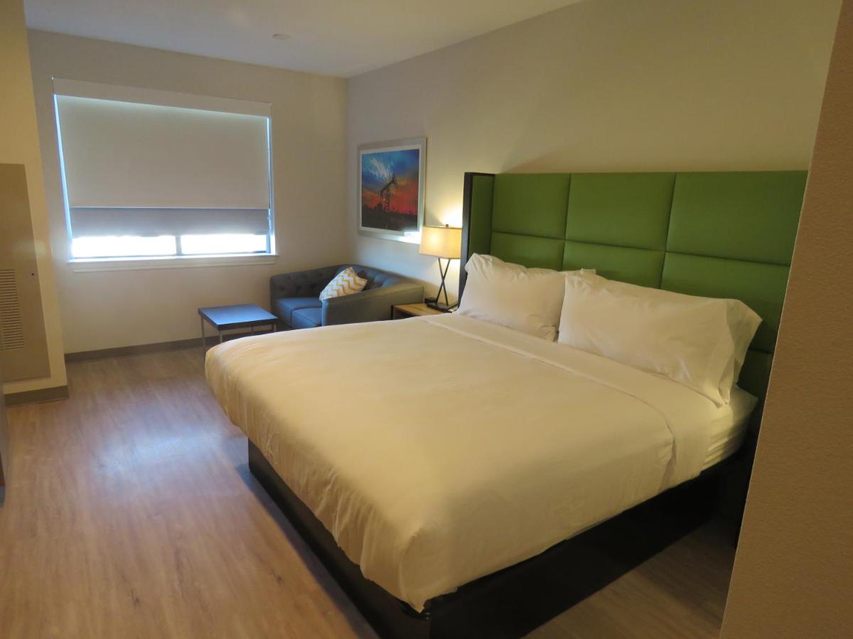 King Room with Roll-in Shower - Mobility Accessible/Non-Smoking at Wyndham Garden College Station