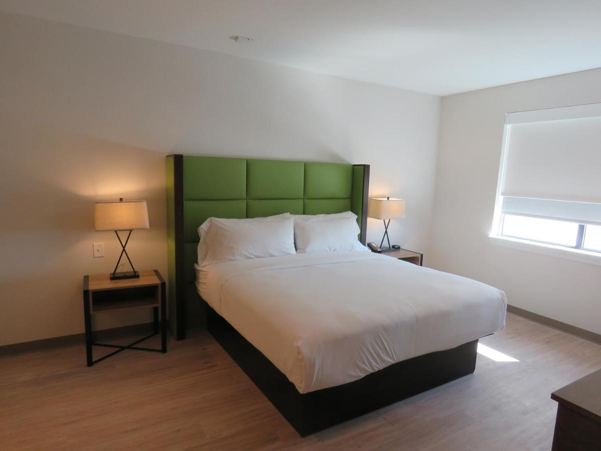 1 King Bed, Mobility Accessible Room, 1BR Suite, Roll in shower, Non-Smoking at Wyndham Garden College Station
