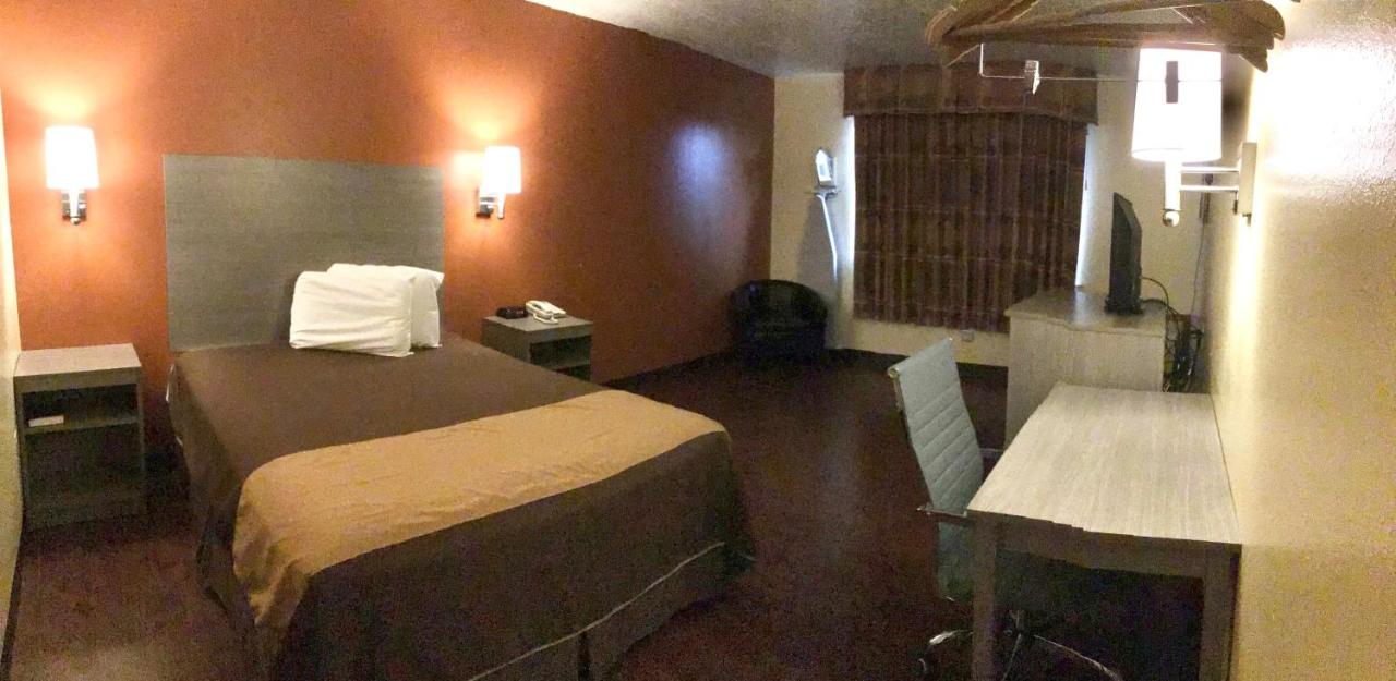 Queen Room - Non-Smoking at Rodeway Inn Moriarty