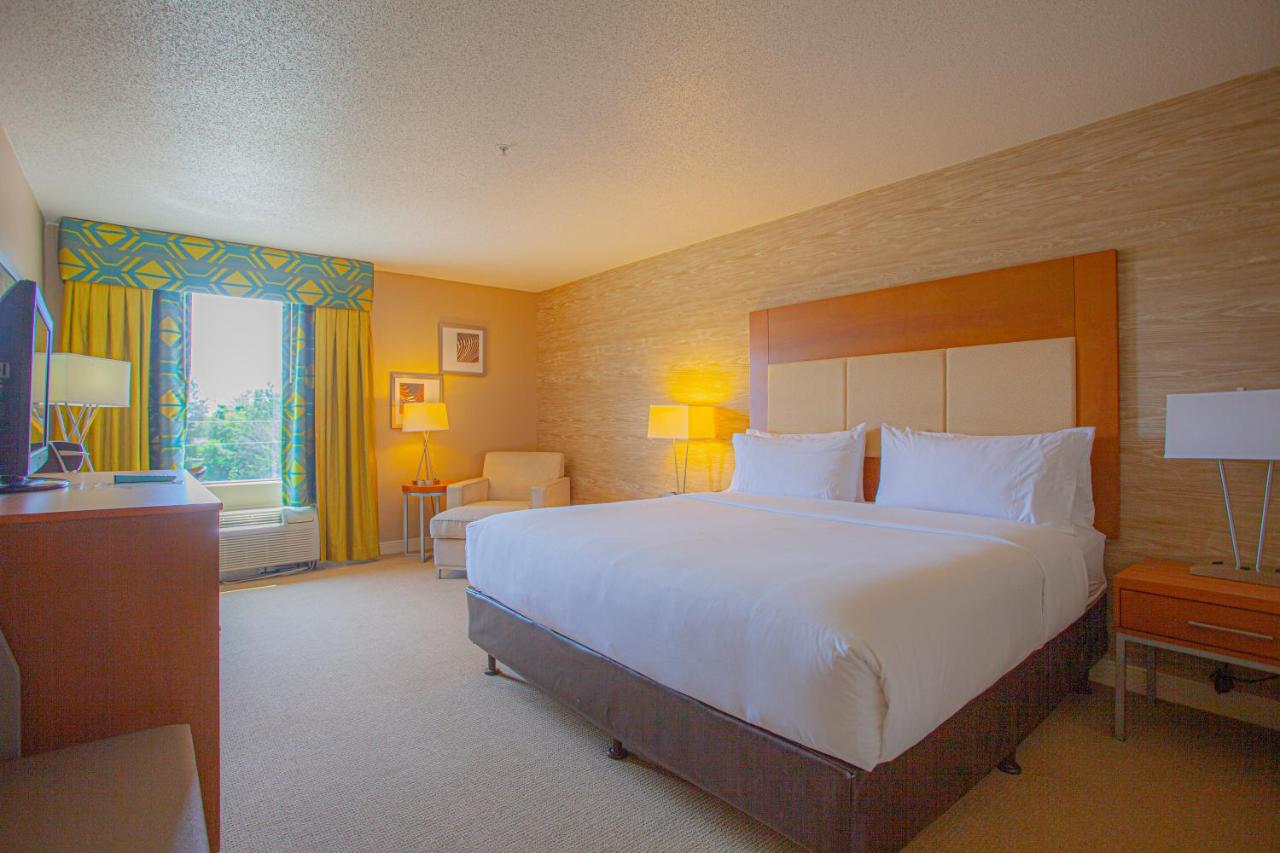 | Holiday Inn & Suites Spring - The Woodlands