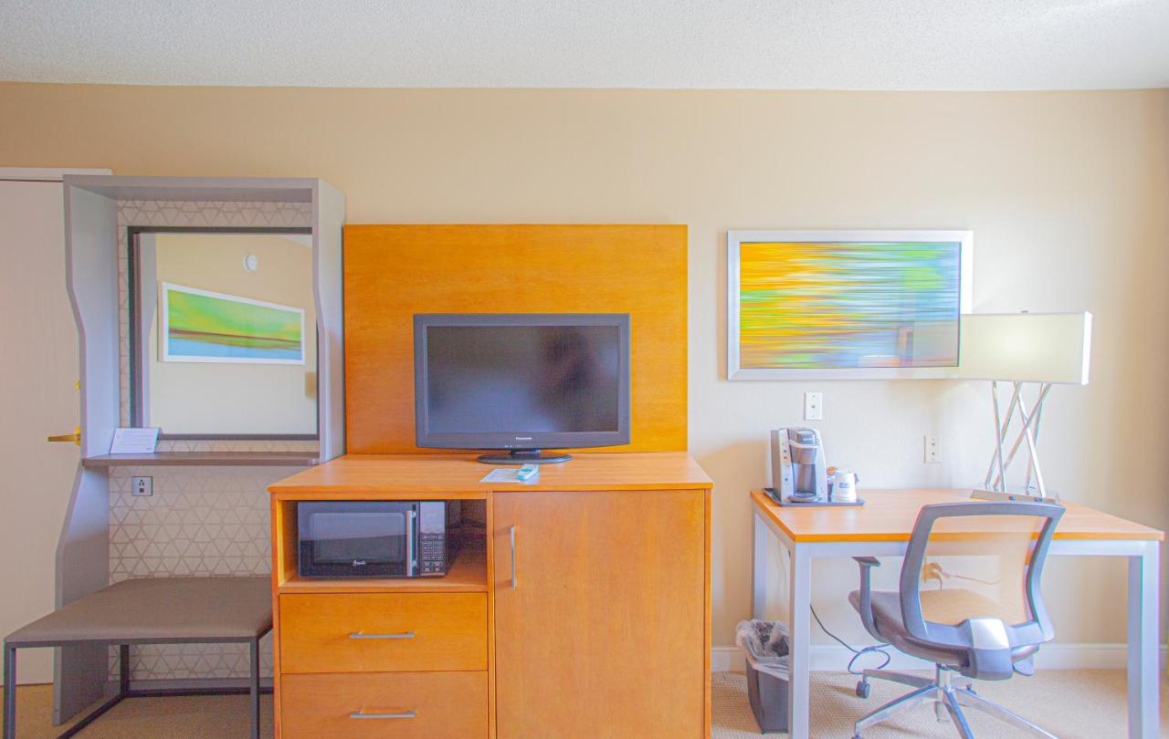  | Holiday Inn & Suites Spring - The Woodlands