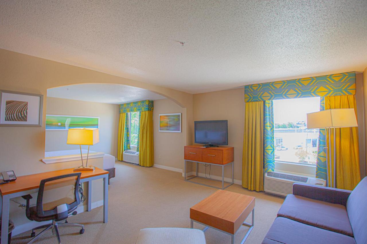  | Holiday Inn & Suites Spring - The Woodlands