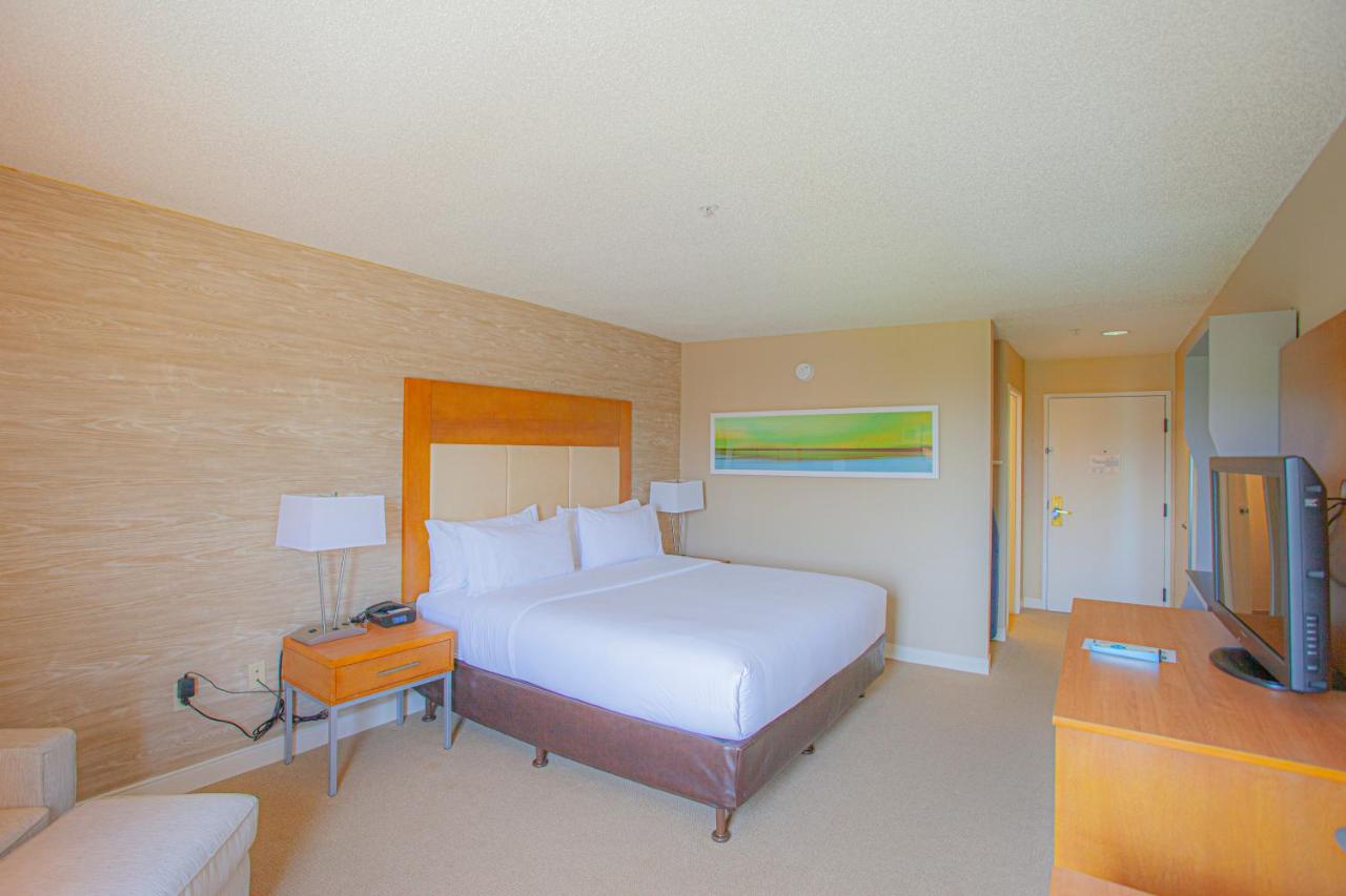  | Holiday Inn & Suites Spring - The Woodlands