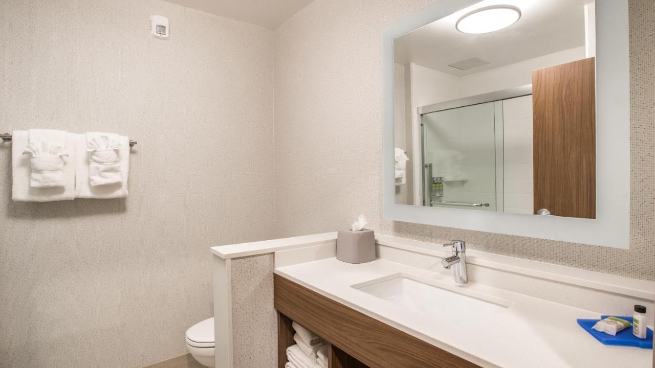 | Holiday Inn Express & Suites Racine, an IHG Hotel