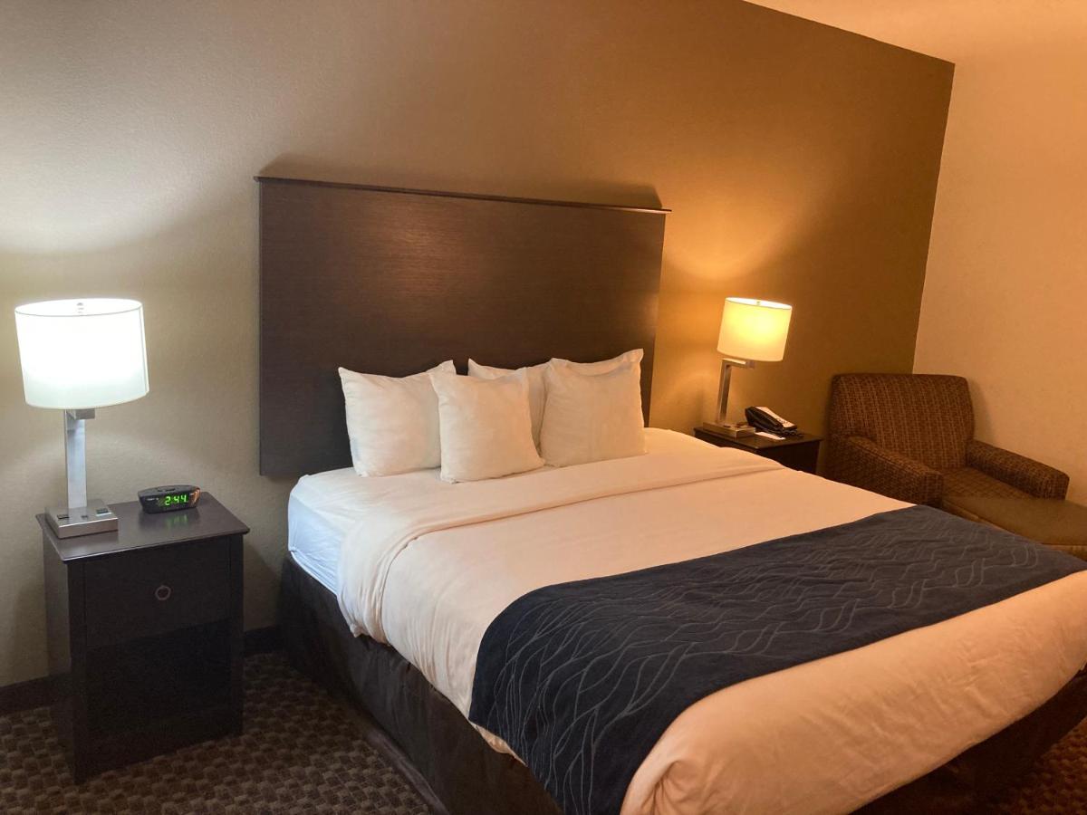 King Room with tub - Accessible/Non-Smoking at Comfort Inn Wings Stadium