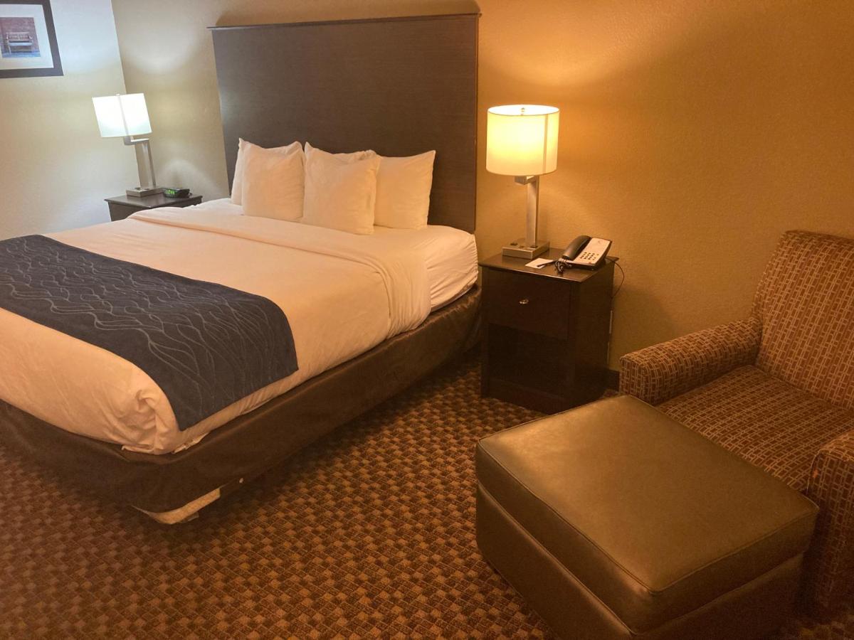 King Room with tub - Accessible/Non-Smoking at Comfort Inn Wings Stadium