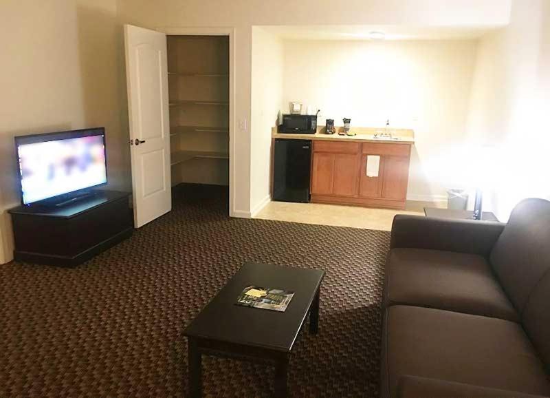 Deluxe King Suite at Northern Queen Inn