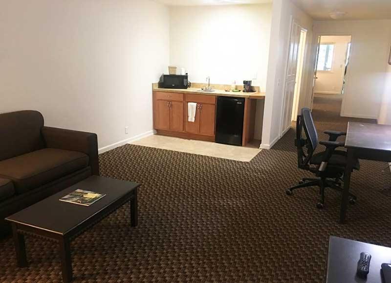 Deluxe King Suite at Northern Queen Inn