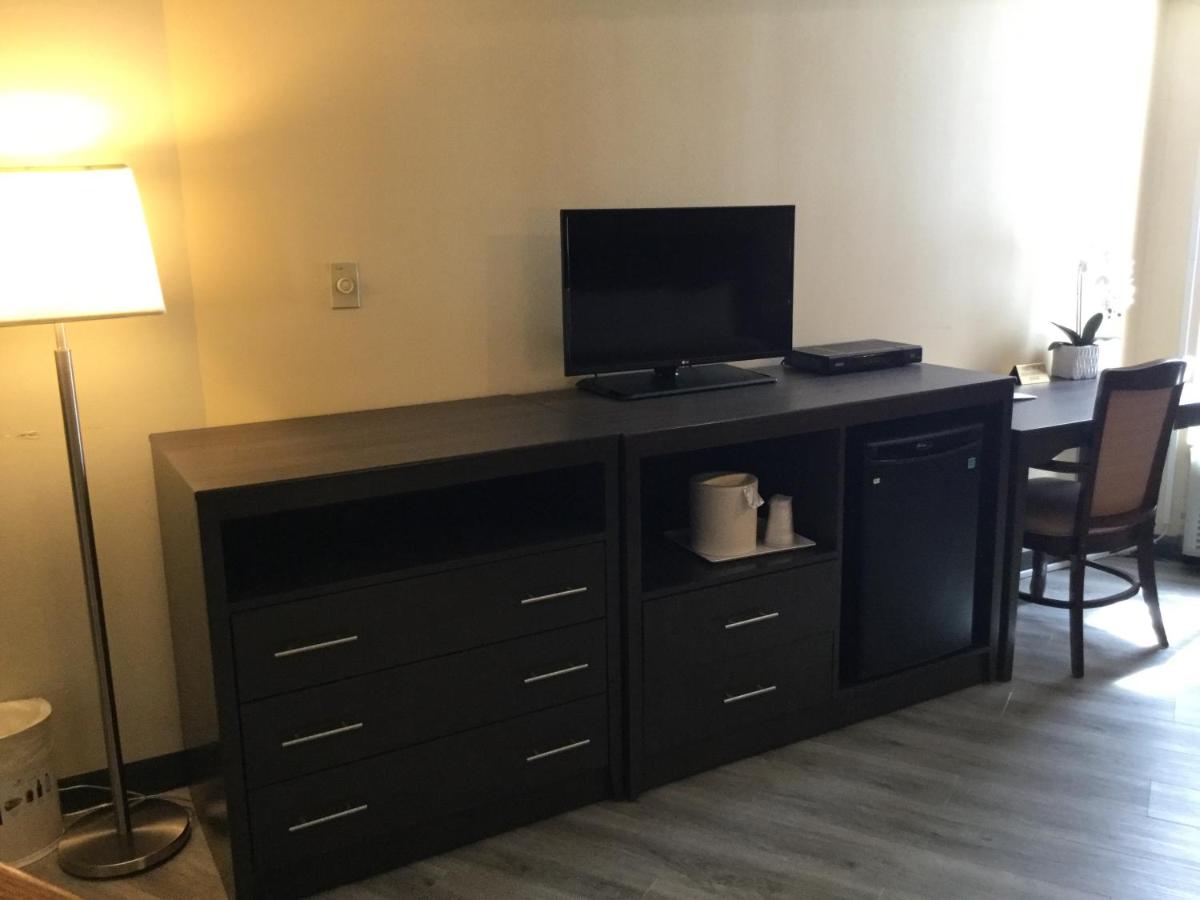 King Room at Econo Lodge Metro