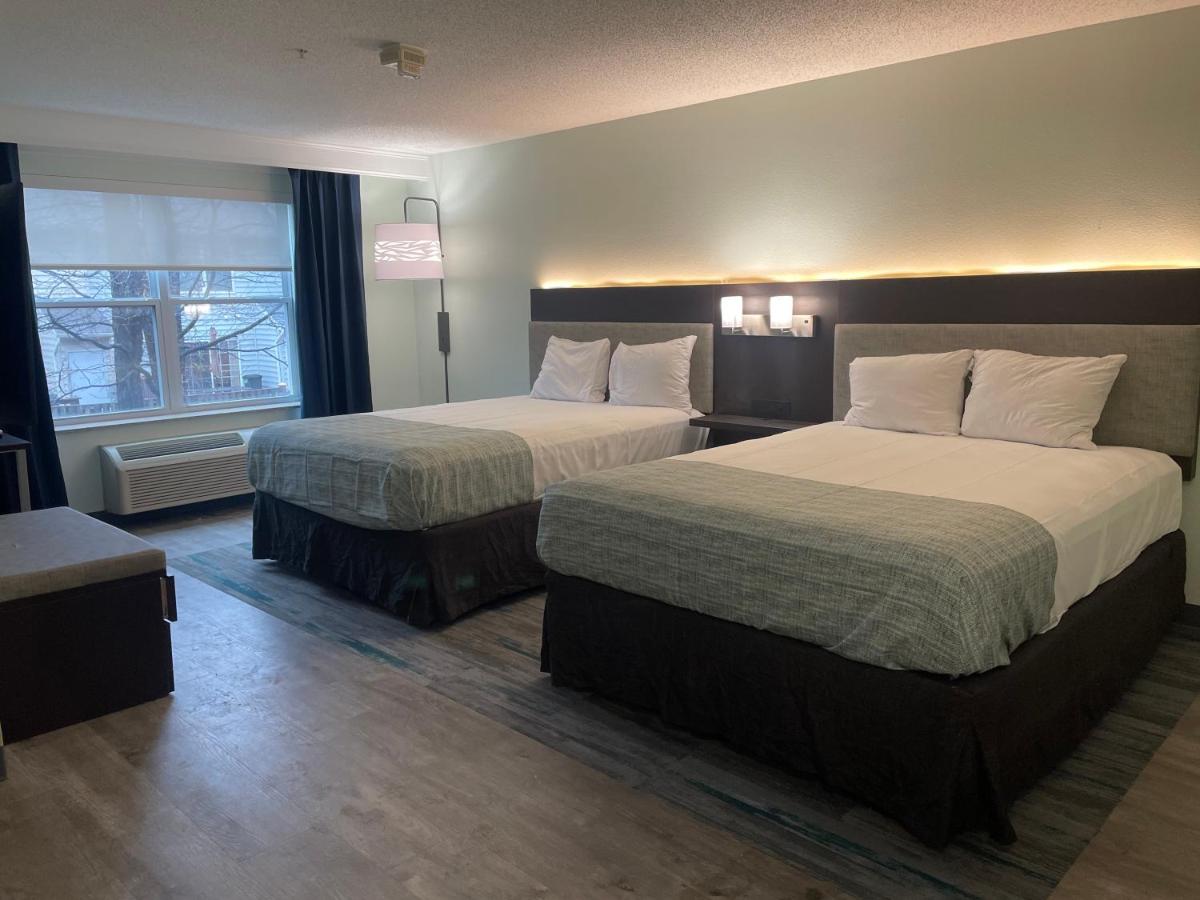 Queen Room with Two Queen Beds - Non-Smoking at Wingate by Wyndham Waldorf/Washington DC Area