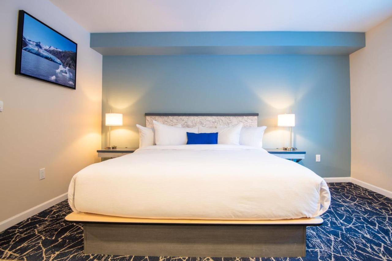 | Gateway Hotel