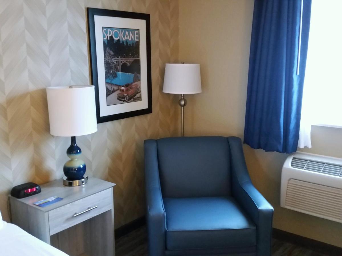 Queen Room at SilverStone Inn & Suites Spokane Valley