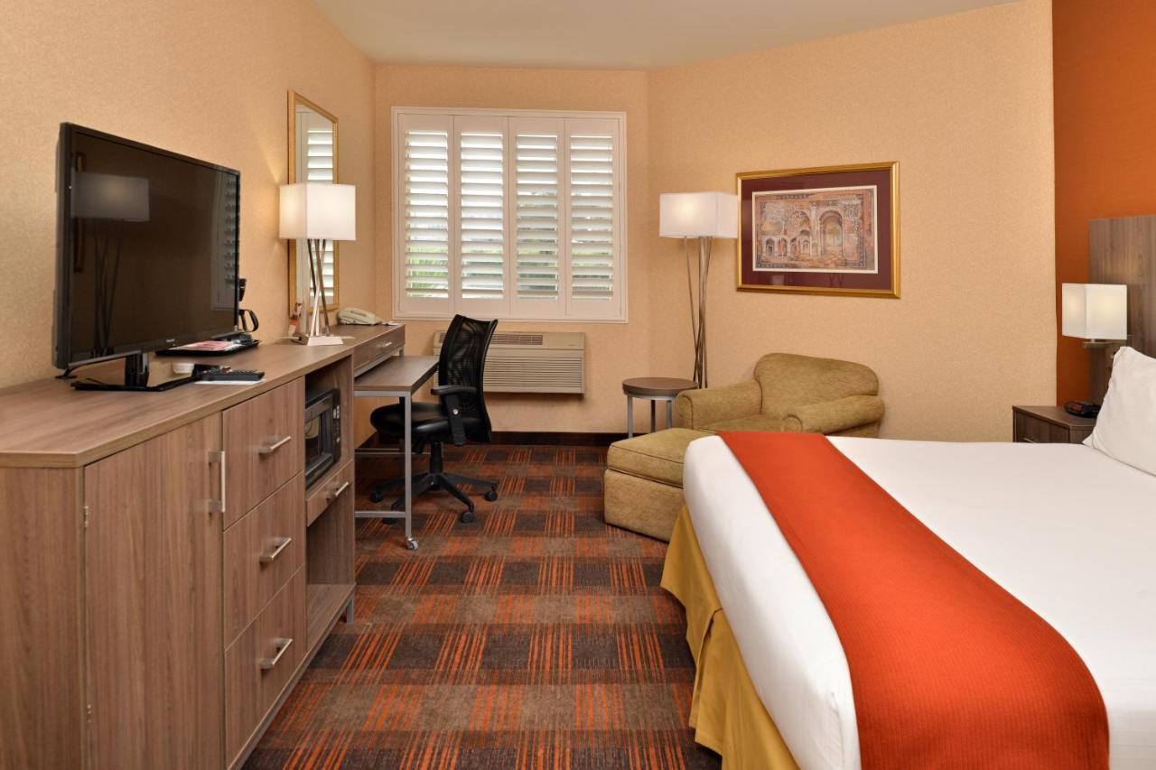 | Holiday Inn Express & Suites Elk Grove Central - Hwy 99, an IHG Hotel