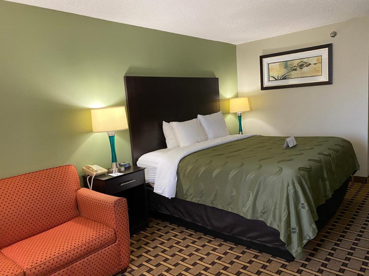 Queen Room - Accessible/Non-Smoking at Quality Inn Morton at I-74